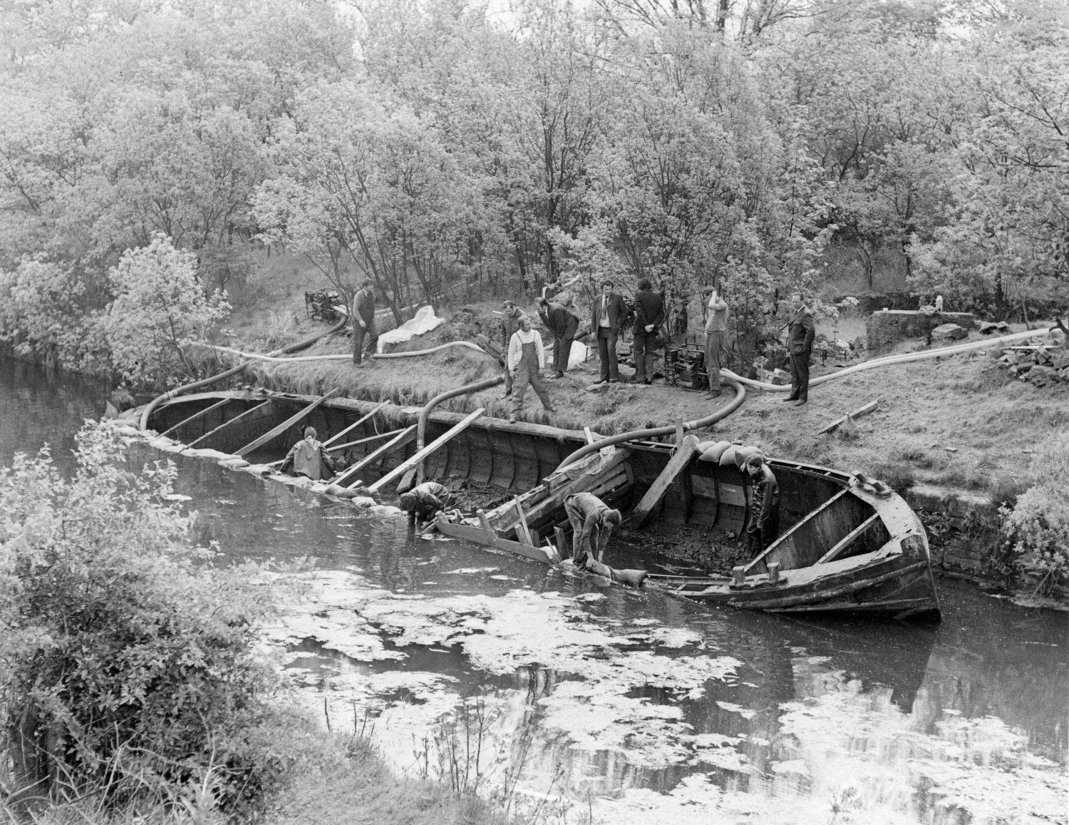 Salvage of sunken boat (c) Sandy Paton