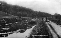 Banksmen maintaining the canal at Bantaskin (c) Guthrie Hutton/Stenlake Publishing